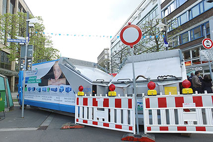 Große Presscontainer der  Fischer & Söhne GmbH schützen das 629. Bochumer Maiabendfest